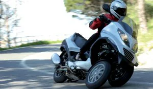 El límite para un triciclo similar a motocicleta es de 120 km/h. : POLO