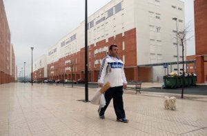 Enrique, vecino de Cerro Gordo, viene de comprar el pan en la panadería que abrió el mes pasado. El barrio le gusta, pero ahora desea que haya servicio de autobuses los fines de semana. :: Casimiro M.                        Xxx. :: xxx