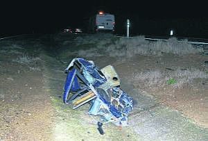 Los restos del vehículo siniestrado en la cuneta de la carretera. ::                             JAVIER SÁNCHEZ
