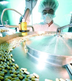 Fabricación de antivirales en una de las plantas de Roche en Suiza. ::                             AFP