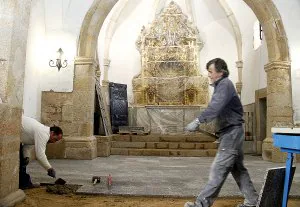 Los operarios han vuelto a la ermita de la Soledad, después de que las obras hayan estado paradas durante siete meses. ::                             CHENCHO