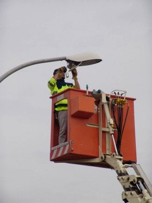 Un operario revisa una farola en Plasencia. ::
ANDY SOLÉ