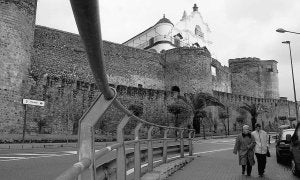 Tramo de murallas entre el cañón de la Salud y el palacio episcopal que va a ser uno de los primeros estudiados y documentados. ::                             ANDY SOLÉ