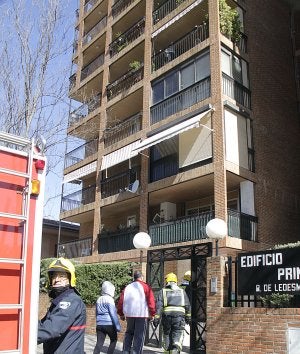 Bomberos entrando en el edificio Príncipe. ::                             CHENCHO