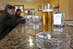 A la nube de humo en los bares le quedan pocos meses. ::                             BRÍGIDO