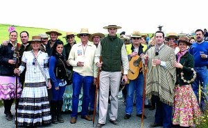 Miles de romeros hacen el camino a San Isidro Labrador en Fuente de Cantos
