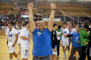 Nino Antúnez, que seguirá al frente del banquillo, levanta los brazos pletórico tras la consecución del ascenso. ::                             CASIMIRO MORENO