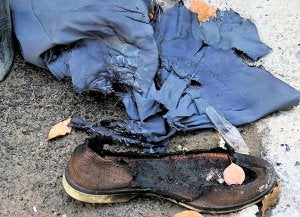 Ropa y calzado de 'El Pincelito' calcinados tras la agresión. ::
TONY SEVILLA