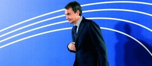 José Luis Rodríguez Zapatero llega a la foto de familia de la cumbre entre la UE y América Latina. ::                             REUTERS