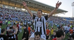 En primer término, Cubi, cogido a hombros por la afición, con sus compañeros detrás celebrando el ascenso. ::                             ALFONSO