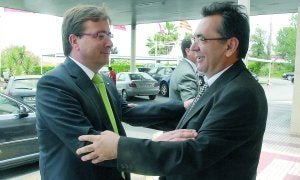 Fernández Vara sale de su automóvil para saludar al eurodiputado Alejandro Cercas. ::
HOY