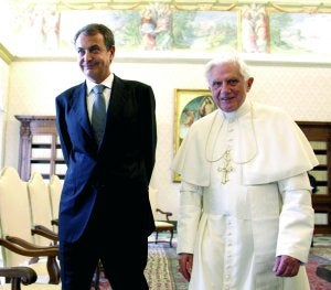 Con Benedicto XVI. Zapatero comenzó su jornada en el Vaticano con una reunión de 25 minutos con el Papa y que transcurrió en un clima amistoso. El jefe del Ejecutivo se mostró satisfecho tras el encuentro. ::
REUTERS