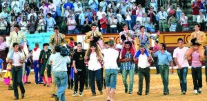 Los seis novilleros del cartel finalizaron la tarde saliendo a hombros del coso de Pardaleras ::                             CASIMIRO