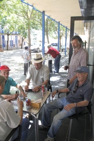 En la calle. Varios vecinos, ayer, a las puertas del local. ::
CHENCHO