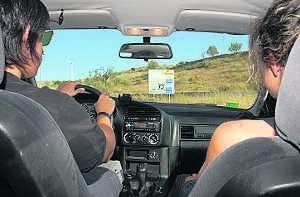 Manuel y Marta se dirigen a Mérida desde Badajoz. Esta semana le toca a él llevar el coche, pero se turnan. ::                             CASIMIRO MORENO