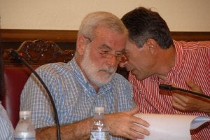 El concejal de Hacienda escucha al interventor en un pleno. ::                             PALMA