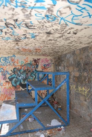 Las pequeñas gradas para ver el fútbol, llenas de suciedad y pintadas en las paredes. ::                             PALMA