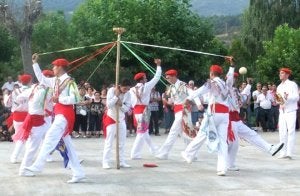 Grupo de danzantes de Guijo de Santa Bárbara. ::
G.S.B.