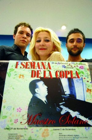 PIlar Boyero flanqueada por Aurelio Gallardo y Rubén Arcas. ::                             J. REY