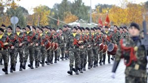 Militares de la base de Menacho, en el desfile de ayer por la patrona de la Infantería. ::                             J. V. ARNELAS