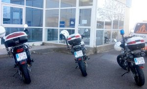 Motocicletas de la Policía Local a las puertas de la ITV. ::                             HOY