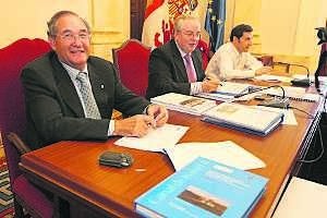 Manuel Aunión, en primer término, en la Mesa de Contratación del Agua. ::                             HOY