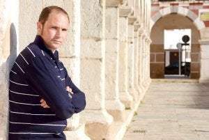 Juan Carlos Sánchez en los soportales de la Plaza Alta de Badajoz. ::
CASIMIRO MORENO