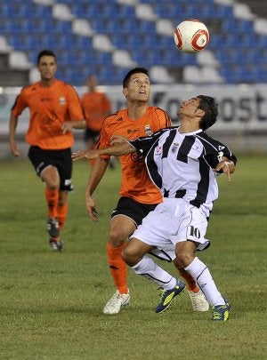Tete participó en los tres goles del Badajoz ante el Conquense. ::                             J. V. ARNELAS
