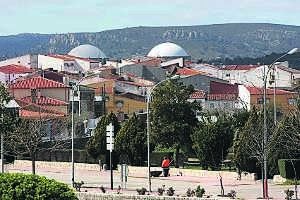 Las dos grandes cúpulas blancas de la central nuclear distinguen Almaraz, al norte de la provincia de Cáceres. ::                             ANDY SOLÉ