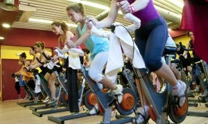 Clase de spinning, una de las actividades más intensas y que los expertos recomiendan practicar de modo progresivo. ::                             PAKOPÍ