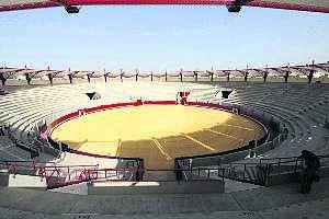 Aspecto que presenta la plaza de toros de Don Benito días antes de su inauguración. ::                             J.M. ROMERO