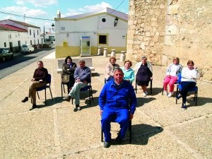 José Antillano, alcalde del municipio pacense El Carrascalejo, con algunos de sus vecinos, en una foto de archivo. ::                             HOY