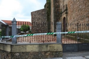 Tejas de la techumbre y piedras cayeron al atrio. ::                             M.D.D.