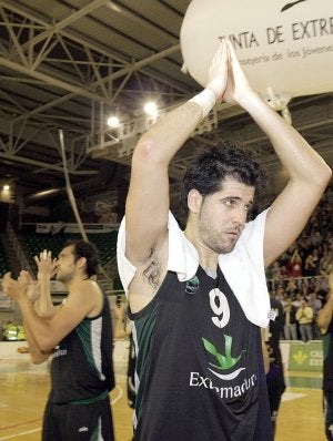 El rostro de Francis Sánchez lo dice todo mientras aplaude a la afición. ::                             MARISA NÚÑEZ