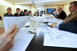 Miembros de la Junta Electoral Central antes de comenzar la maratoniana reunión que mantuvieron ayer en el Congreso. ::
BALLESTEROS / EFE