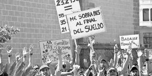 'Indignados' el día de la toma de posesión con carteles alusivos a los sueldos. ::
PAKOPÍ