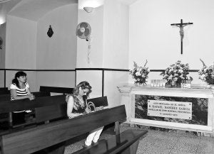 Feligreses rezando junto a la tumba del padre Rafael. ::                             PAKOPÍ