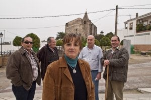 Loli Ledesma, nueva alcaldesa. A su lado, con gafas, Mendoza. ::                             HOY