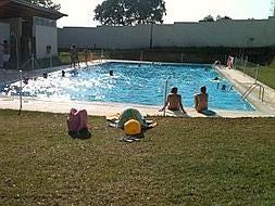 En plena Sierra de San Pedro, la nueva piscina es uno de los atractivos del visitante. Una encina da sombra a los bañistas, que aumentan los fines de semana. ::                             ALTAMIRANO