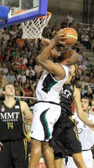 Velickovic y Sanguino, a la izquierda y la derecha de la imagen, observan el intento de tapón de Tomic a Williams. ::                             MARISA NÚÑEZ