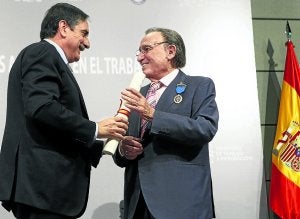 El ministro Valeriano Gómez entrega la Medalla de Oro al Trabajo al artista. ::
EFE