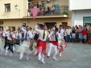 Danzantes en la plaza de Robledillo. ::                             A.R.V.