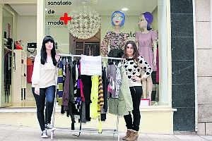 Gema Jorge y Sara Méndez, organizadoras del mercadillo de segunda mano. ::                             JORGE REY.