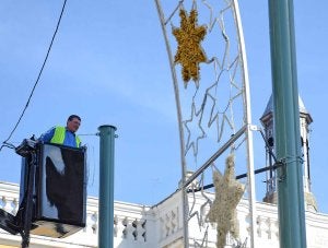 Un operario colocando las luces de Navidad en Badajoz. ::                             C. MORENO