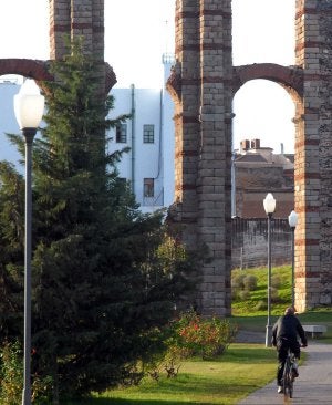 El Parque del Albarregas es uno de los lugares donde se podrá bajar el flujo del alumbrado. ::                             BRÍGIDO