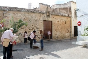 Un grupo de turistas pasea ante la ermita de la Soledad, que abre todos los viernes y sábados por la tarde. ::                             MARISA NÚÑEZ