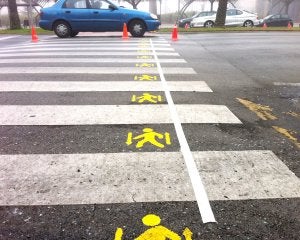 Dibujos en los pasos de peatones para enseñar a cruzar