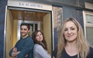 María José Simón, en primer término, con sus dos empleados detrás. ::                             PAKOPÍ