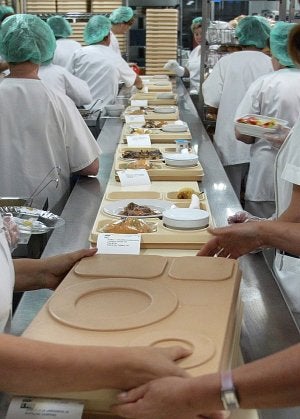 Preparación y reparto de comida en un hospital público. ::
GABRIEL VILLAMIL