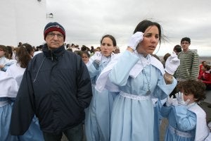 Cientos de cacereños acompañaron a su patrona a pesar del huracán Petra. ::
LORENZO CORDERO
